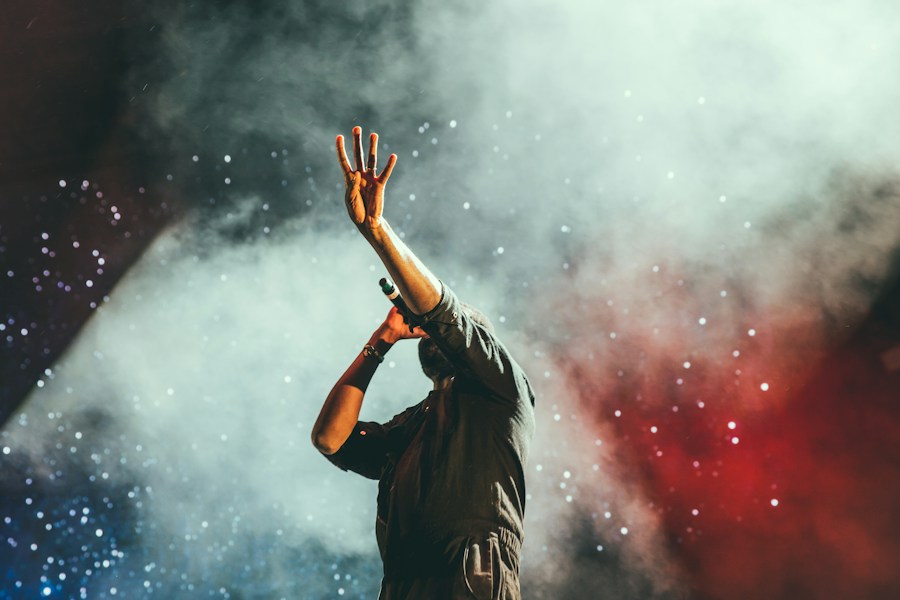 Live rapper performance as a solo scene reference